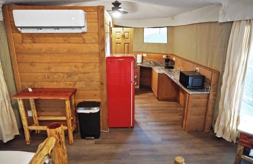 Troutman House | Private Zoo Experience+Private hot tub
