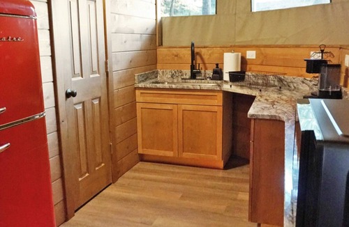 Troutman House | Private Zoo Experience+Private hot tub