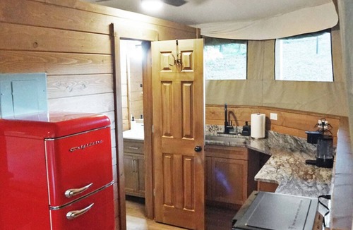 Troutman House | Private Zoo Experience+Private hot tub