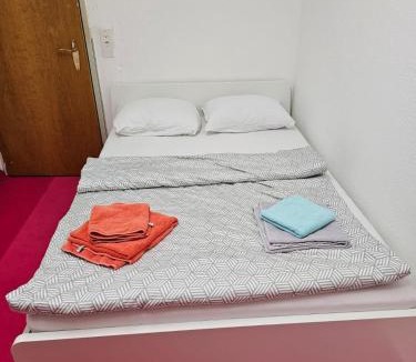 Old Town House | Privatzimmer -Neptun- mit gemeinsamer Küche und Bad in der Altstadt Chur