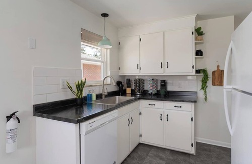 Sharon Heights House | Pro Designed | King Bed | Fireplace | Dogs OK