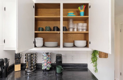 Sharon Heights House | Pro Designed | King Bed | Fireplace | Dogs OK