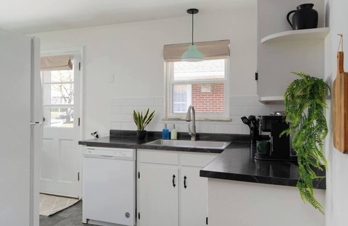 Sharon Heights House | Pro Designed | King Bed | Fireplace | Dogs OK