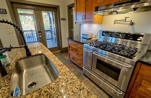 Cleveland Cabin | Pro Pickleball & Steps to the Winery