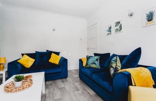 Wolverhampton Apartment | Probert- Perfectly Placed- Driveway - 3 bed