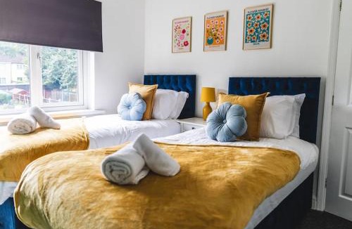 Wolverhampton Apartment | Probert- Perfectly Placed- Driveway - 3 bed