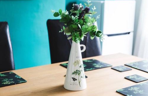 Wolverhampton Apartment | Probert- Perfectly Placed- Driveway - 3 bed