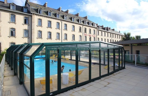 Dinan Apartment | Proche du Centre | Piscine Extérieure Chauffée