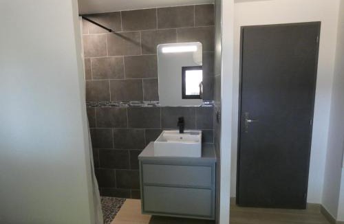 Clermont-l'Herault House | Proche Lac du Salagou, Chambre agréable avec salle d'eau et WC privé