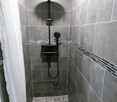 Clermont-l'Herault House | Proche Lac du Salagou, Chambre agréable avec salle d'eau et WC privé