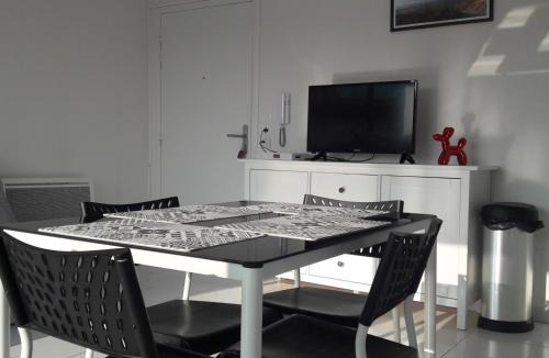 Fort-Mahon-Plage Apartment | Proche plage avec parking et balcon à Fort-Mahon-Plage - FR-1-482-58