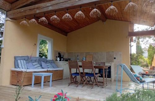 Saint-Siffret House | Proche Uzès petit gîte avec grande cuisine d'été et piscine