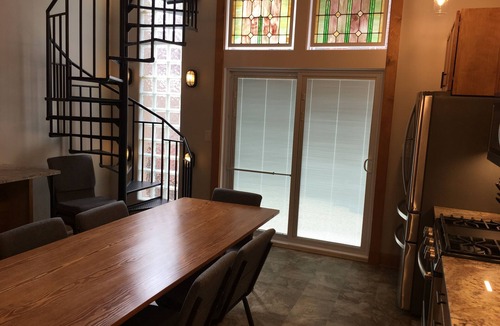 South Side Flats House | PROFESSIONALLY CLEANED/QUARANTINED