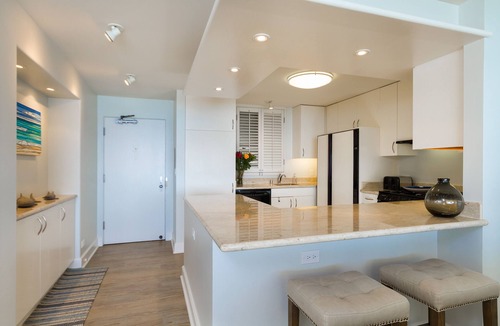 Diamond Head - Kapahulu - St. Louis Condo | Professionally Decorated, Beachfront, Double Unit on the 18th floor.