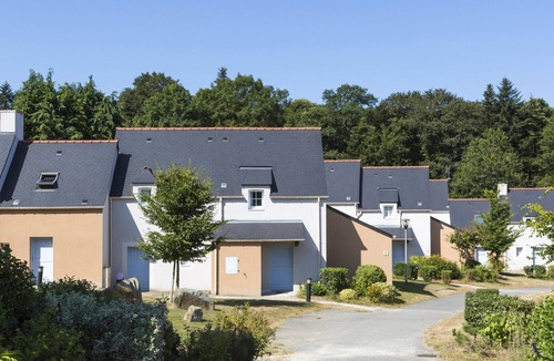 Le Tronchet House | Profitez des Vacances Relaxantes | Piscine + Sauna