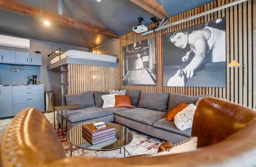 Laurel Canyon House | Projector - Pool Table - 15min DT - Pets OK - BBQ