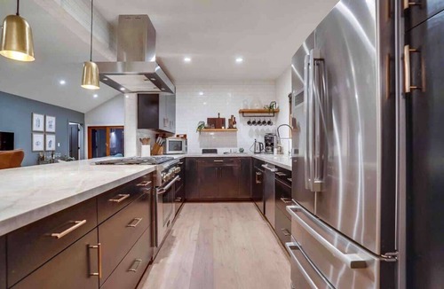 Laurel Canyon House | Projector - Pool Table - 15min DT - Pets OK - BBQ