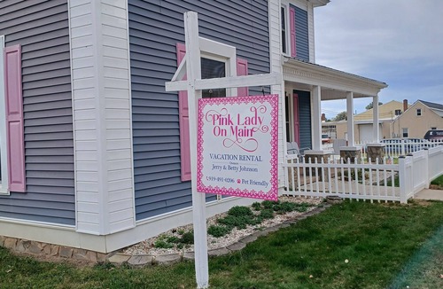 Pilot Mountain House | PROMO, 10% WEEKLY DISCOUNT, Pink Lady On Main, Pet Friendly, Downtown Pilot Mtn