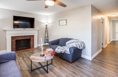 Penfield House | PROMO 5% WEEKLY/10% MONTHLY DISCOUNT Modern & Quiet Suburban Ranch.