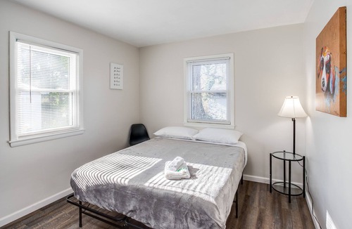 Penfield House | PROMO 5% WEEKLY/10% MONTHLY DISCOUNT Modern & Quiet Suburban Ranch.