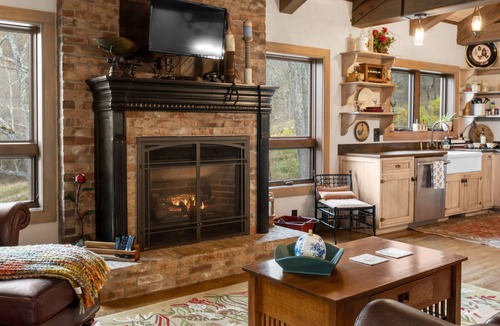 Clyde Cabin | PROMO 5% WEEKLY/15% MONTHLY DISCOUNTn Union Cross Between the Blue Ridge