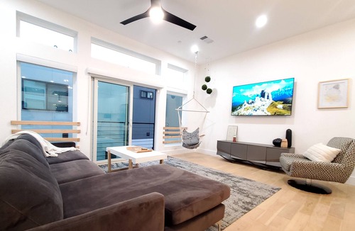 Old East Dallas House | PROMO 5% WEEKLY AND 10% MONTHLY ONYX Boho Townhome in the hottest spot in Dallas