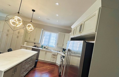 Vaughan House | Promo price 5bdrm luxury comfy home 8beds sleeps 15+guests wifi Netflix parkin