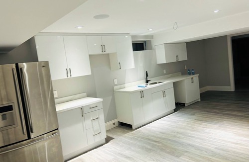 Vaughan House | Promo price 5bdrm luxury comfy home 8beds sleeps 15+guests wifi Netflix parkin