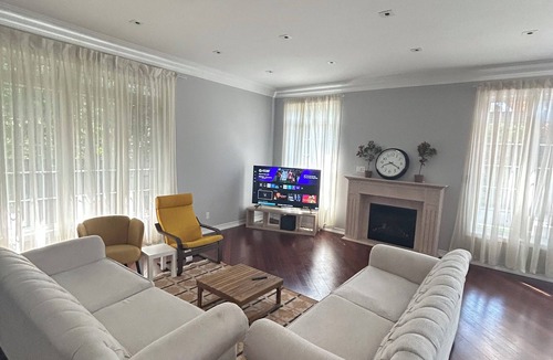 Vaughan House | Promo price 5bdrm luxury comfy home 8beds sleeps 15+guests wifi Netflix parkin