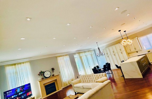 Vaughan House | Promo price 5bdrm luxury comfy home 8beds sleeps 15+guests wifi Netflix parkin