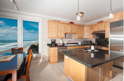 Lincoln City Condo | Promo! Third Floor Corner Condo, Oceanfront, Private Hot Tub, Pool, Free Wifi!