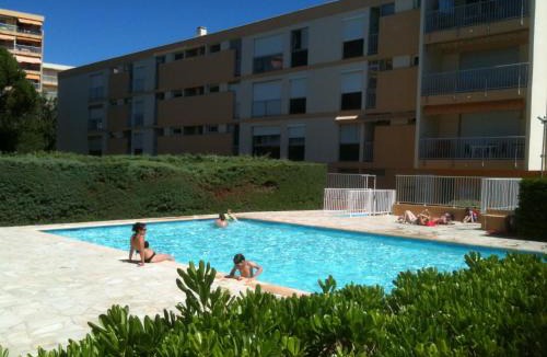 Le Lavandou Apartment | PROMO !TOUT À PIED ! T3 à 150 m PLAGE LAVANDOU PISC PKG PRIV