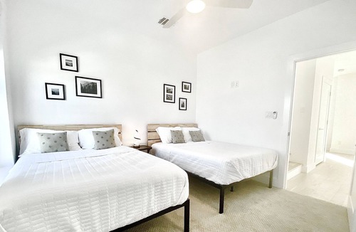 Old East Dallas House | PROMO10% MONTHLY DISC! 5 HOMES Perfect for Large Groups-Sleeps up to 41 Guests!