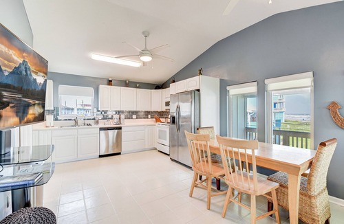 Pirates Beach West House | Propeller Clubhouse - Stunning Beach Views, Walk Steps to Beachfront