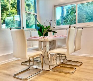 Beverly Grove Bed & Breakfast | Proper Stays at Melrose Place - West Hollywood Premium M-suite