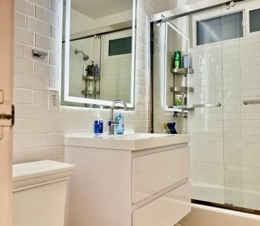 Beverly Grove Bed & Breakfast | Proper Stays at Melrose Place - West Hollywood Premium M-suite