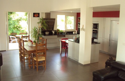 Fabregues Villa | Property av mature garden & fenced pool