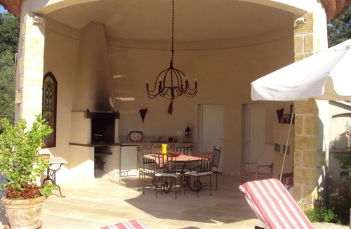 Fabregues Villa | Property av mature garden & fenced pool