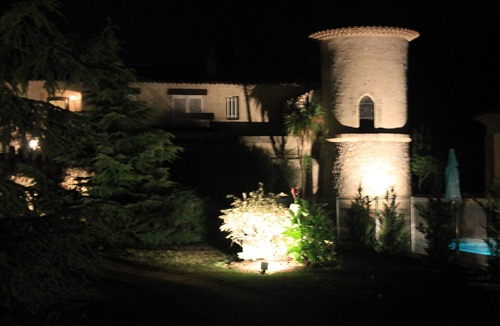 Fabregues Villa | Property av mature garden & fenced pool