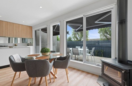 Dromana Villa | Proton Deluxe Beach Villa 4 by Ready Set Stay