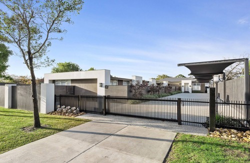 Dromana Villa | Proton Deluxe Beach Villa 4 by Ready Set Stay