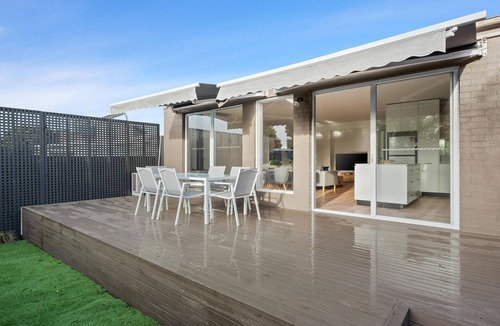 Dromana Villa | Proton Deluxe Beach Villa 4 by Ready Set Stay