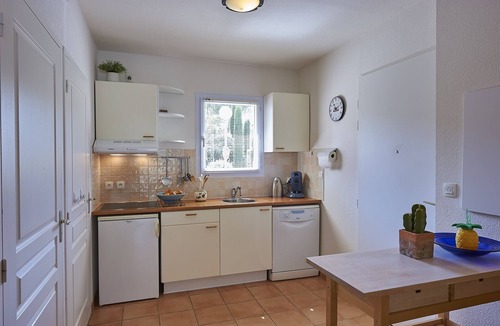 Nans-les-Pins Cottage | Provencal bastide, in a green area