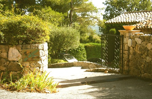 Tourrettes-sur-Loup House | Provencal family home overlooking a superb garden, heated swimming pool