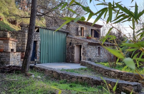 Entrecasteaux House | Provencal house by the river