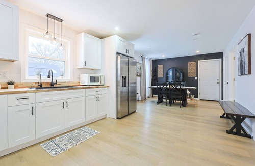 Providence Apartment | Providence Getaway 3 Bed 2 Bath w/Parking