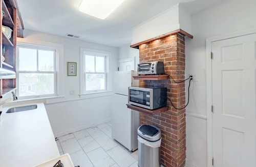 South Providence Apartment | Providence: near Hospitals, Universities, Downtown