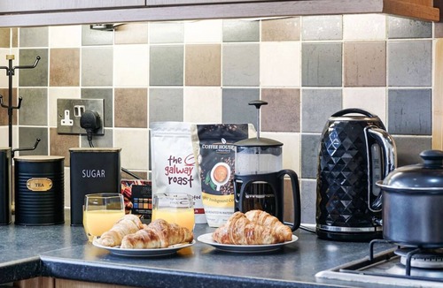 Elstree House | Prv-Parking | Jacuzzi Bath | Families/Groups |