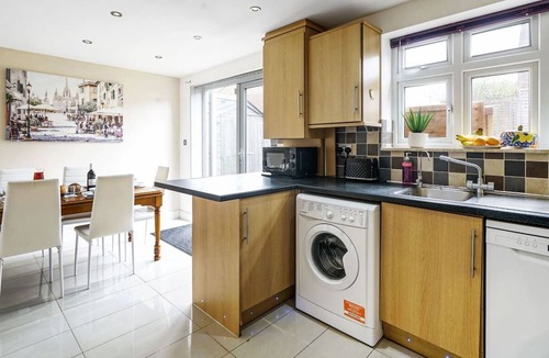 Elstree House | Prv-Parking | Jacuzzi Bath | Families/Groups |