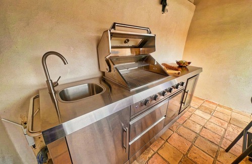 Saint-Hippolyte-de-Montaigu House | Ptit Coin Paradis – Prestige, Pool & Jacuzzi